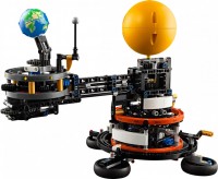 Купить конструктор Lego Planet Earth and Moon in Orbit 42179: цена от 2896 грн.